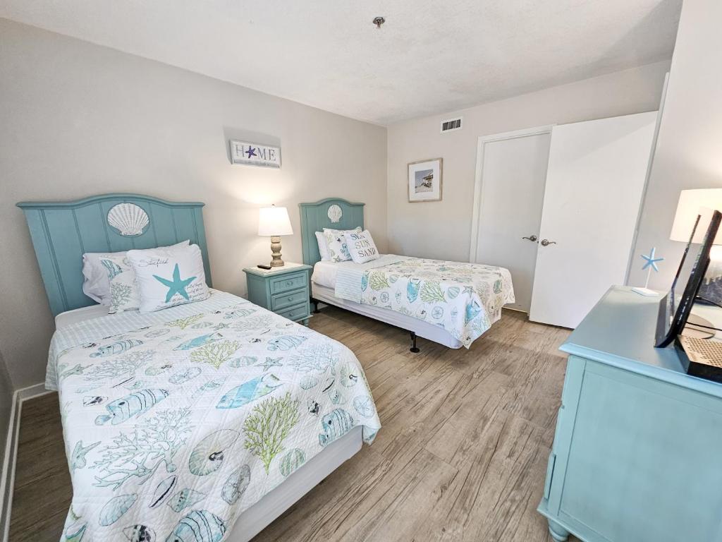 Serene 2 bed, 2 bath lodge, with amenities, 101AC lodge客房内的一张或多张床位
