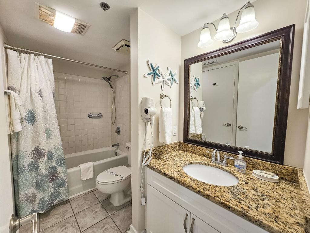 Serene 2 bed, 2 bath lodge, with amenities, 101AC lodge的一间浴室