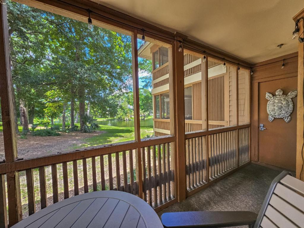Serene 2 bed, 2 bath lodge, with amenities, 101AC lodge外面的花园