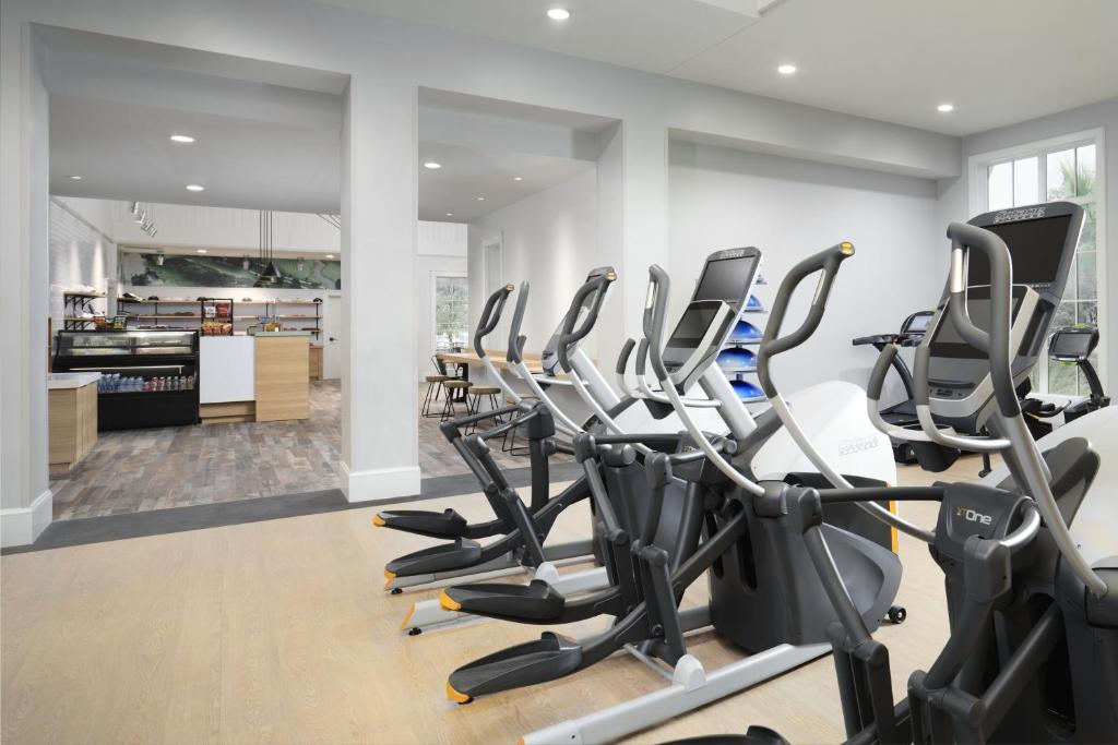 Serene 2 bed, 2 bath lodge, with amenities, 101AC lodge的健身中心和&#47;或健身设施