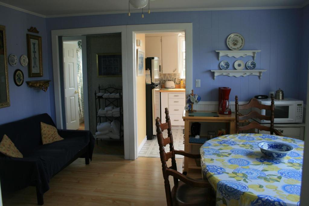 卡文迪西Simply Charming Cottages的一间带桌子的用餐室和一间厨房