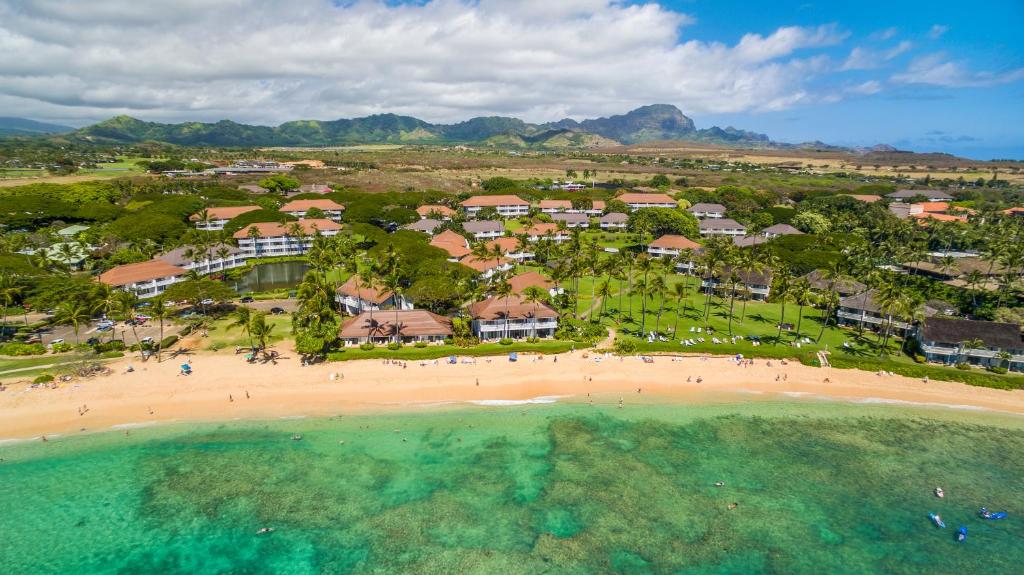 科洛阿Castle Kiahuna Plantation & Beach Bungalows的享有海滩空中美景和度假胜地