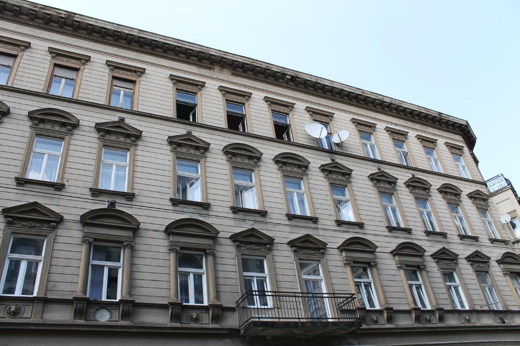 布达佩斯布达佩斯凯普涛旅馆的一座大型建筑的侧面设有窗户
