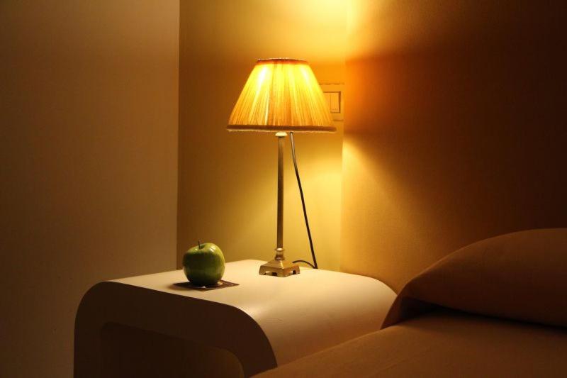 里瓦德奥博萨酒店的桌上的一盏灯,上面有青苹果