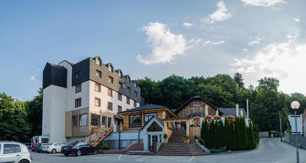 布拉迪斯拉发西部酒店的停车场内有房子的大建筑