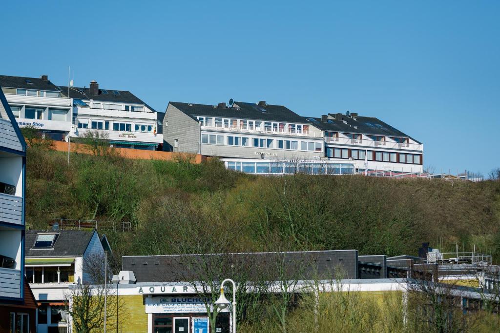 黑尔戈兰岛Hotel Felsen-Eck的山顶上一群建筑物