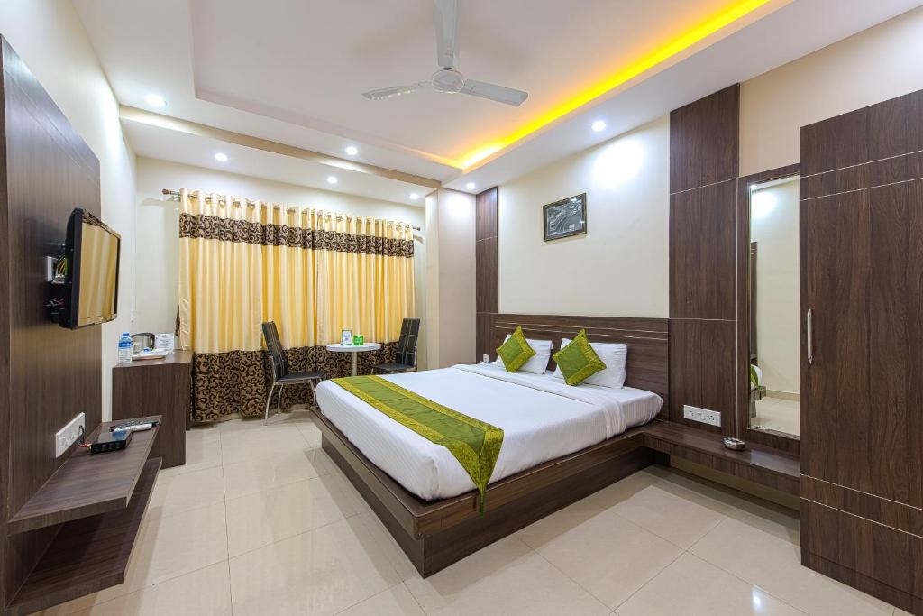 加尔各答Treebo Trend Globe International的酒店客房,配有床和电视
