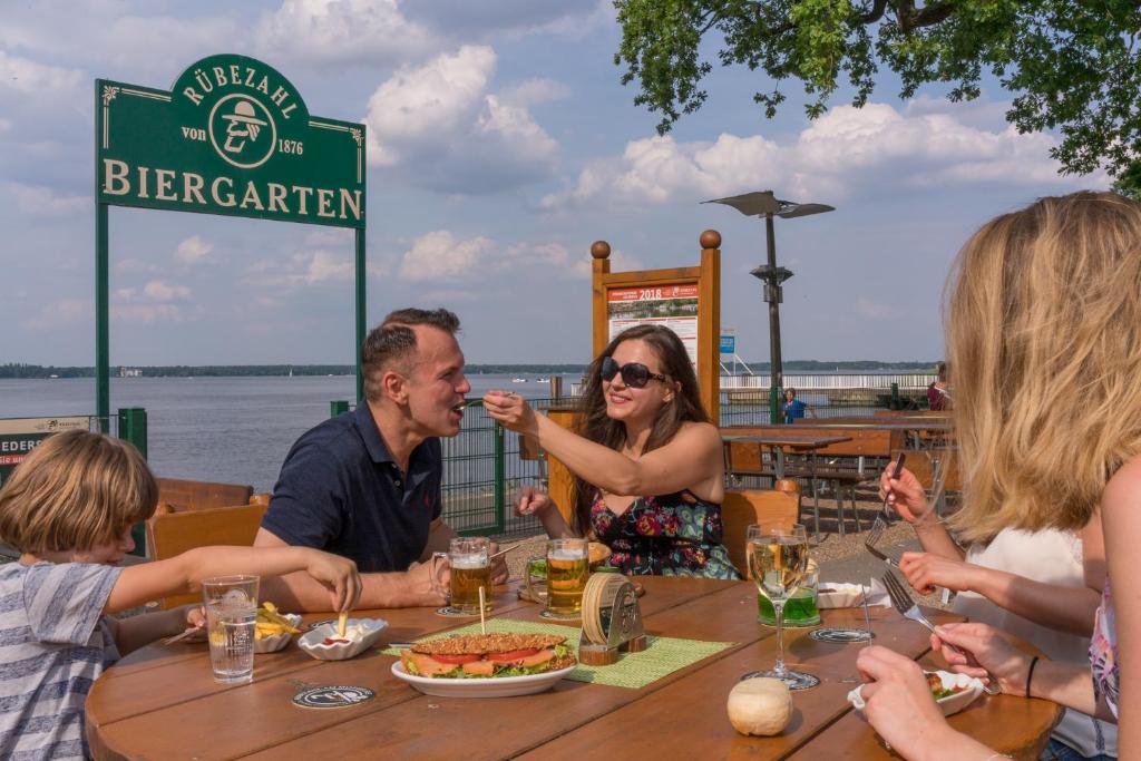 入住Ferienpark Rübezahl am Müggelsee, Haus 21 Efeu mit eigener Sauna, idealer Ort für Natur- und Erholungssuchende, für Radfahrer, Familien mit Kindern und Hundeliebhaber的客人