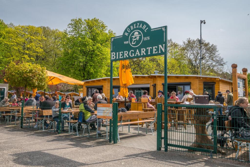 入住Ferienpark Rübezahl am Müggelsee, Haus 21 Efeu mit eigener Sauna, idealer Ort für Natur- und Erholungssuchende, für Radfahrer, Familien mit Kindern und Hundeliebhaber的客人