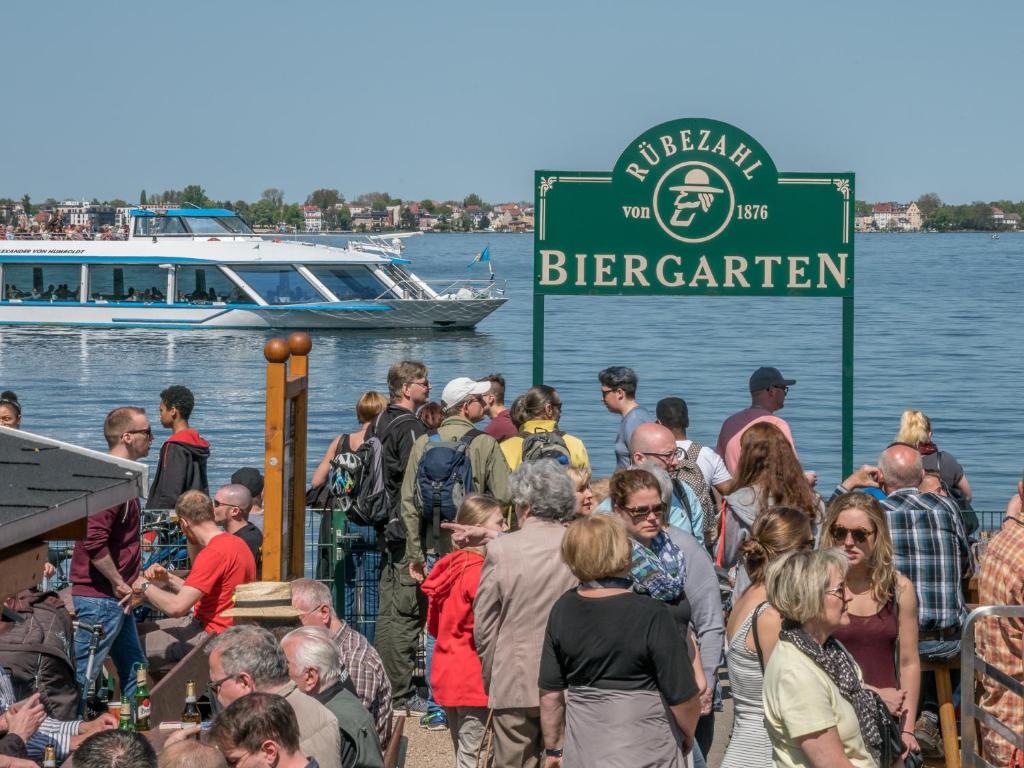 入住Ferienpark Rübezahl am Müggelsee, Haus 21 Efeu mit eigener Sauna, idealer Ort für Natur- und Erholungssuchende, für Radfahrer, Familien mit Kindern und Hundeliebhaber的客人