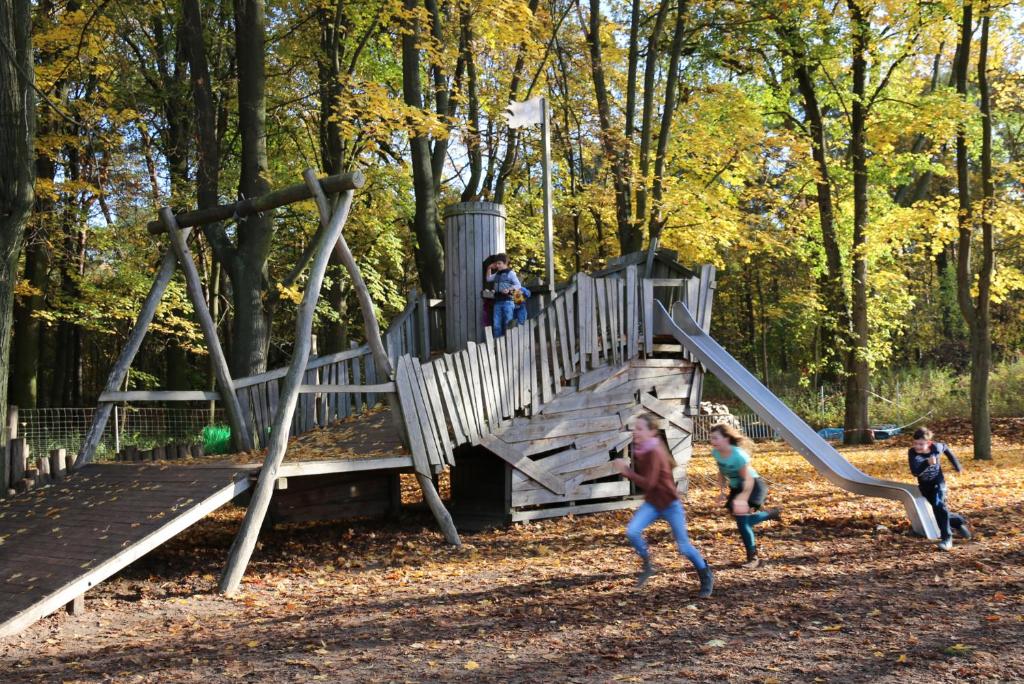 入住Ferienpark Rübezahl am Müggelsee, Haus 21 Efeu mit eigener Sauna, idealer Ort für Natur- und Erholungssuchende, für Radfahrer, Familien mit Kindern und Hundeliebhaber的客人