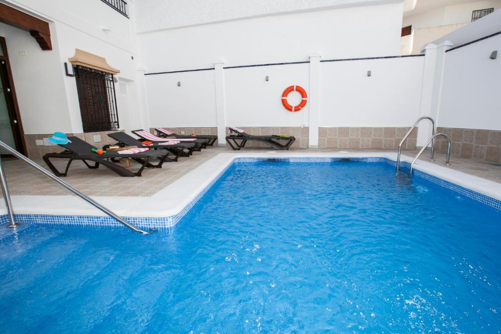 内尔哈巴哈马尔精品旅馆的大楼里一个蓝色的大泳池