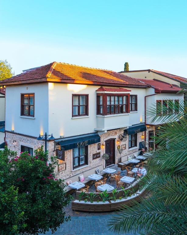 安塔利亚Saye Konak Hotel &#39; Kaleiçi&amp;Oldtown&#39;的酒店前面设有桌椅