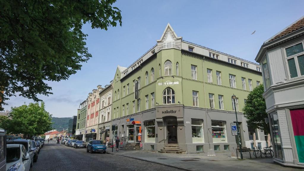 特隆赫姆施乐城市生活酒店的街道边的绿色建筑