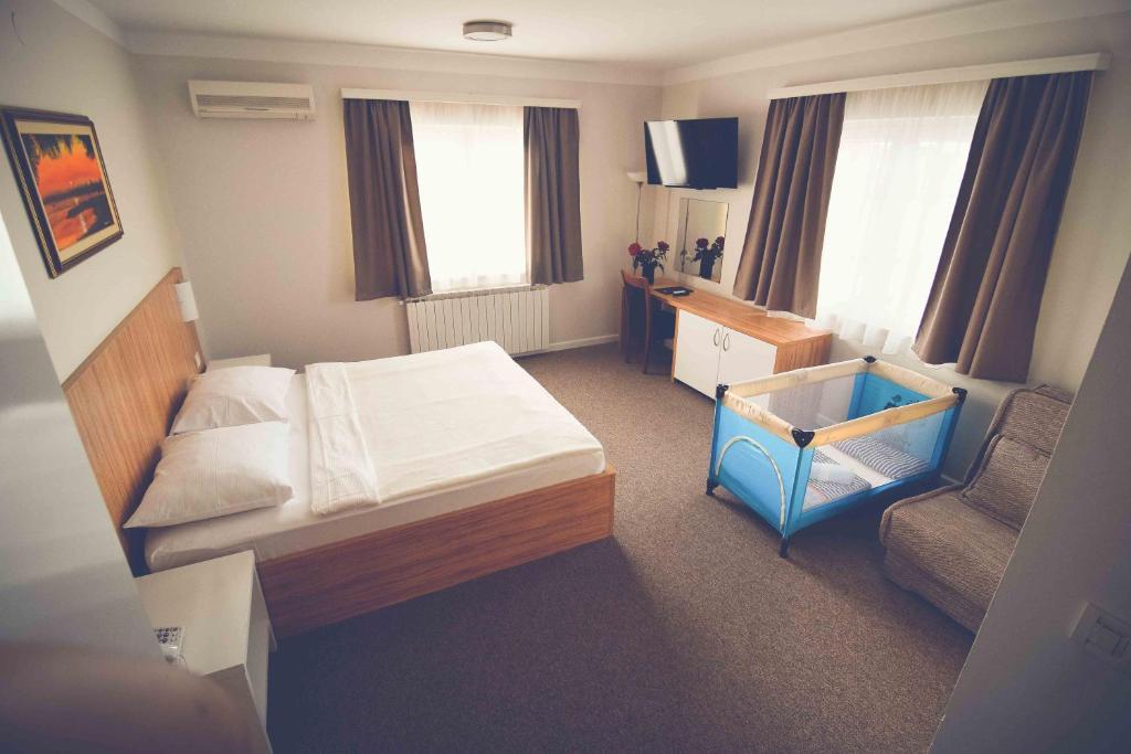 大戈里察Hotel Phoenix的一间小卧室,配有一张床和一把椅子