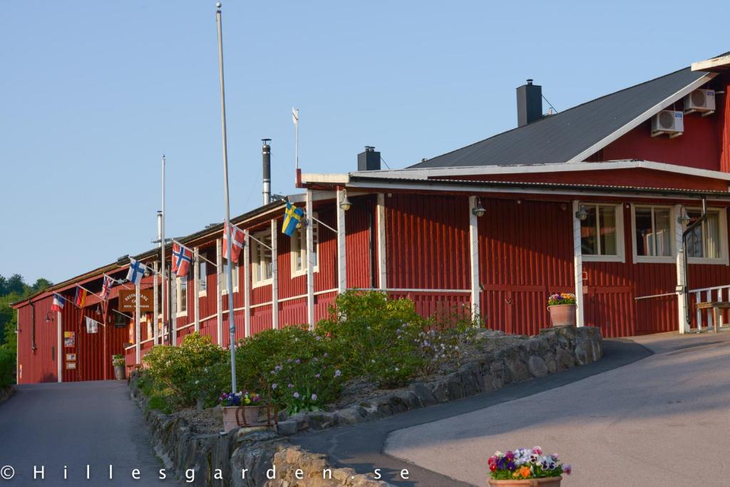 BoarpHillesgården的前面有旗帜的红色建筑
