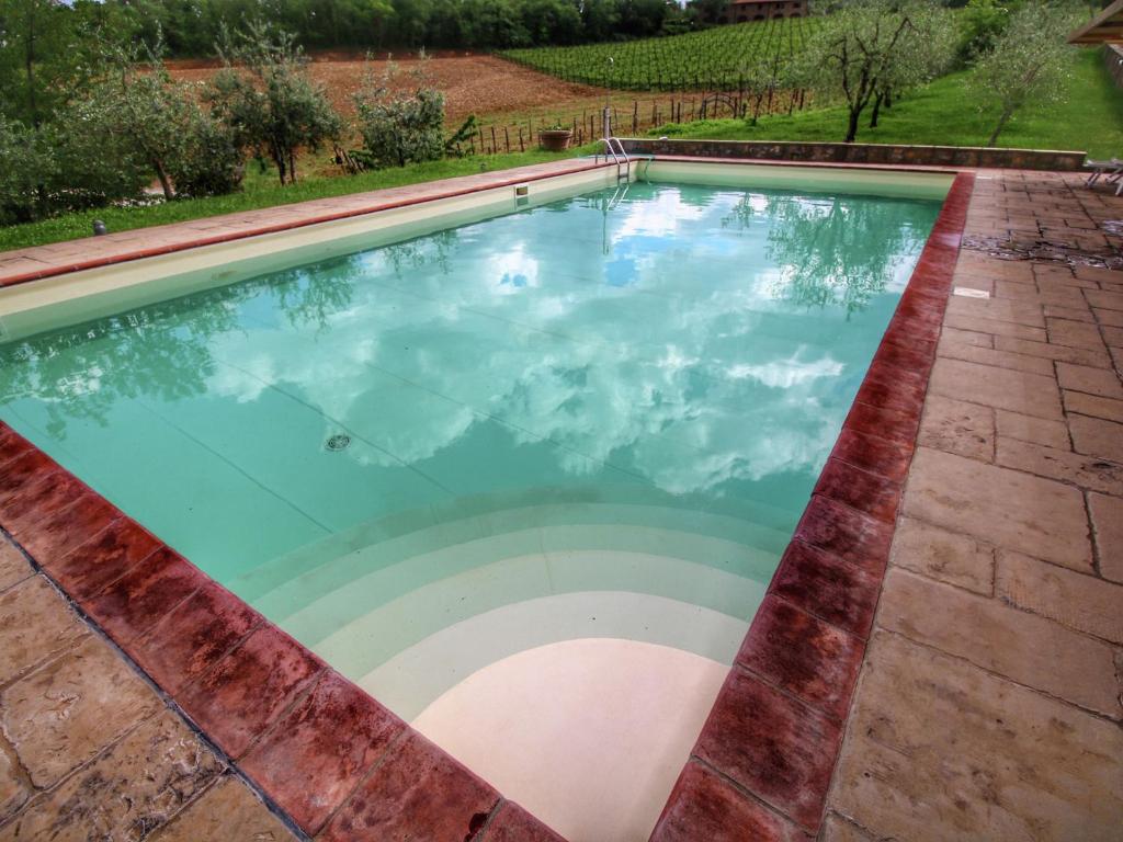 布奇内紫罗兰农家乐的庭院里的一个蓝色海水游泳池
