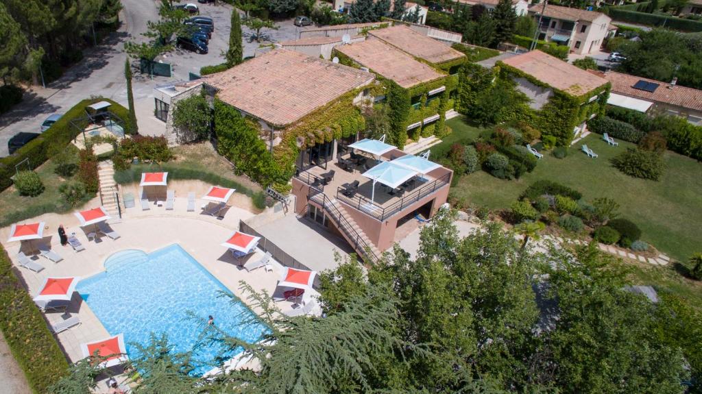 格雷乌莱班卢帕拉度酒店的享有带游泳池的房屋的空中景致