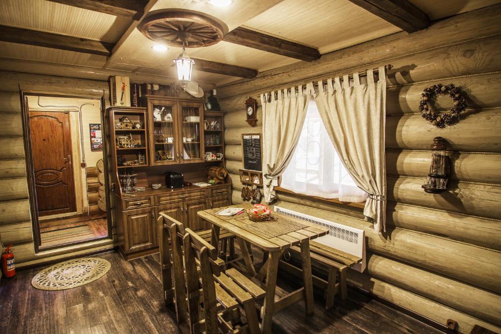 科斯特罗马Teremok的小木屋内带桌子的用餐室