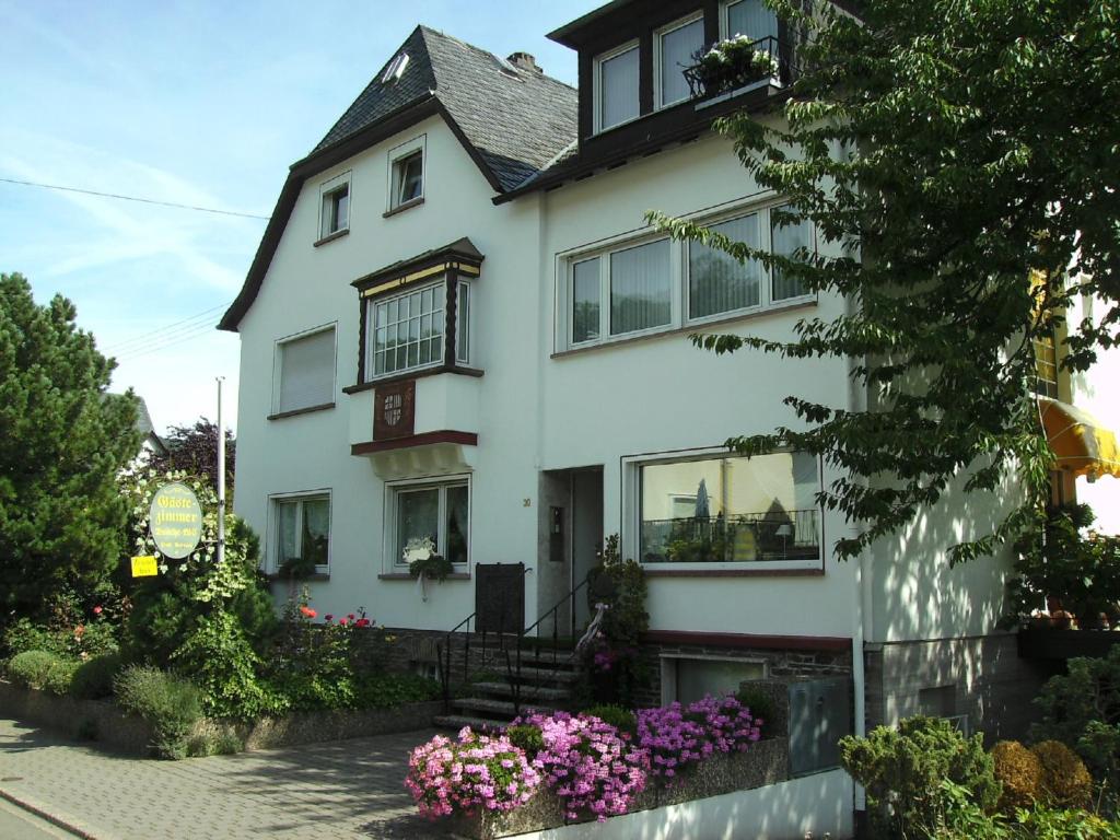 摩泽尔河畔的泽尔Haus Marientaler Au的前面有鲜花的白色房子