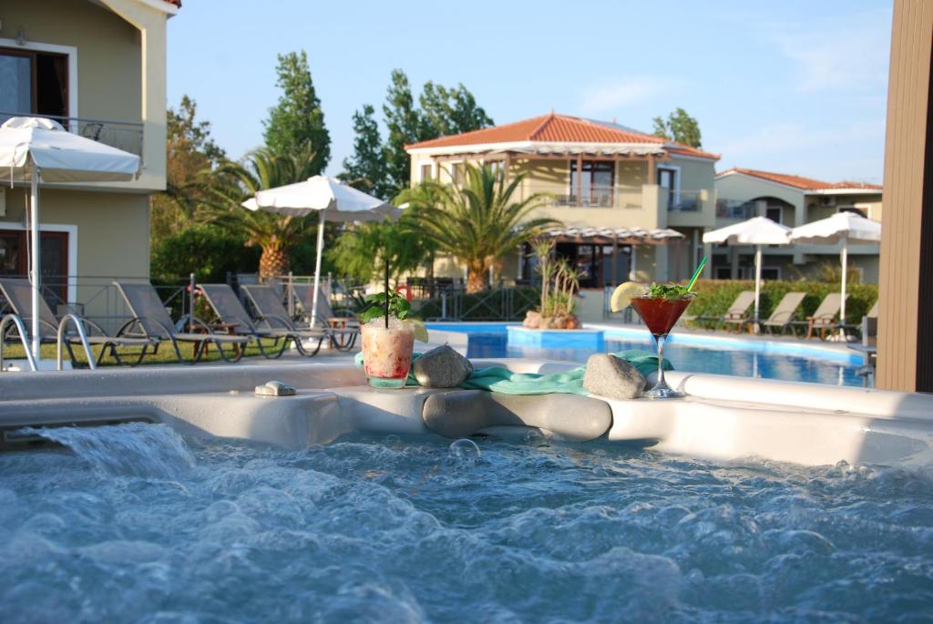 斯卡拉卡伦尼斯艾美提度假酒店的躺在度假村游泳池中的女人
