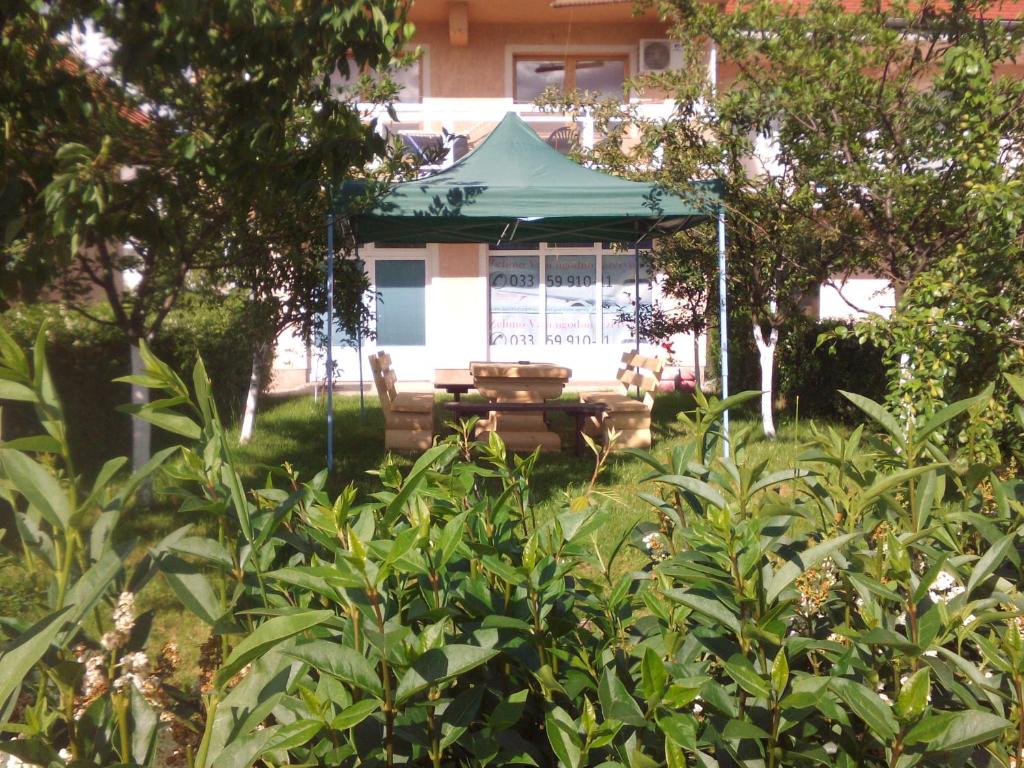萨拉热窝Holiday Home Hodo的房屋前带野餐桌的凉亭