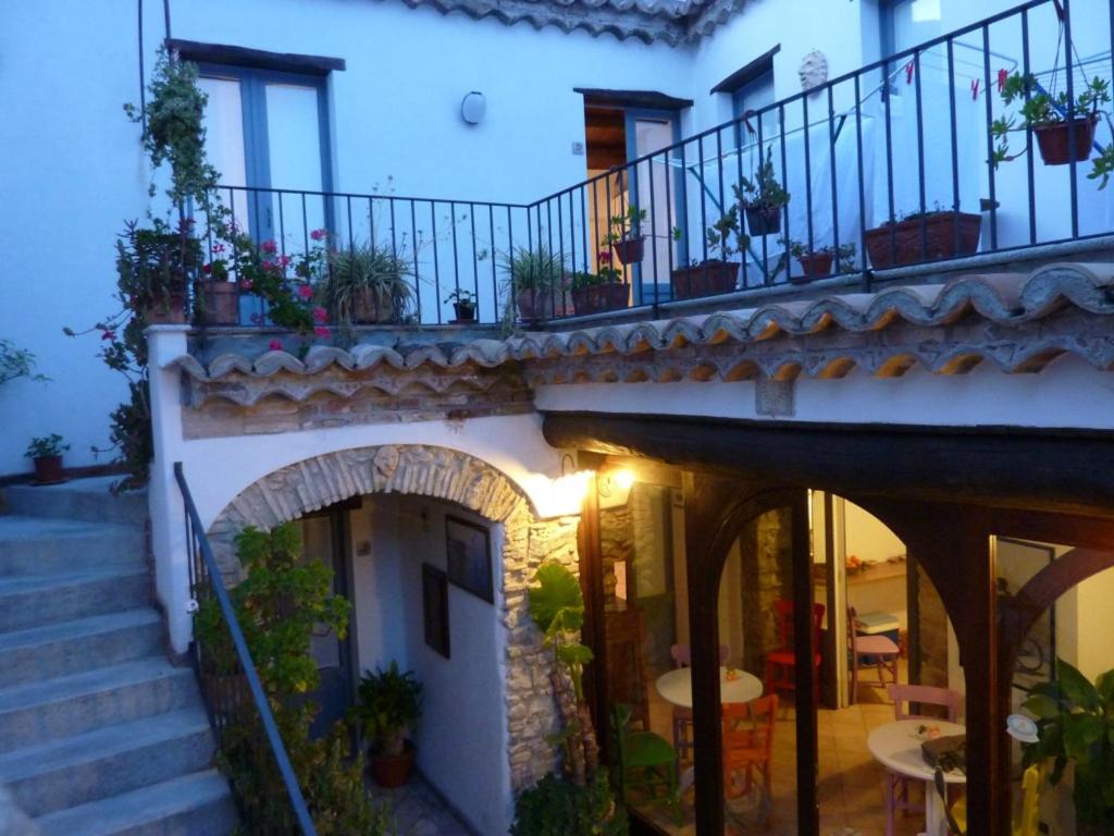 罗切拉伊奥尼卡B&B Amphisya的享有带楼梯和植物的建筑的外部景色