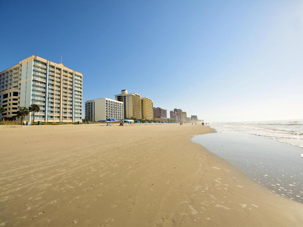 默特尔比奇Holiday Sands at South Beach的一座拥有建筑背景和海洋的海滩