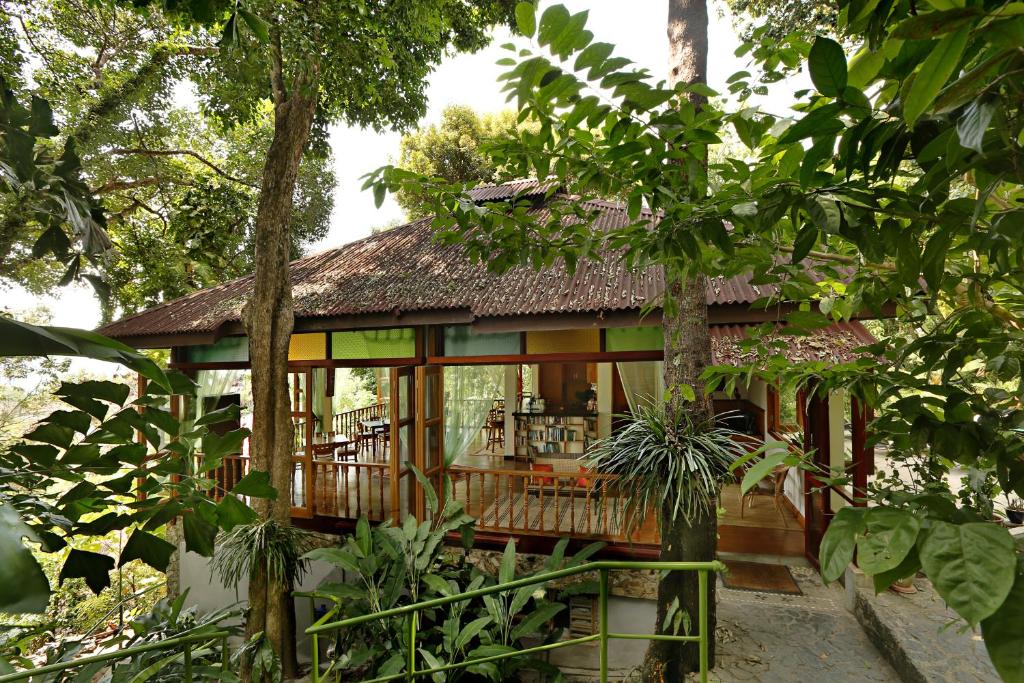 珍南海滩Ambong Rainforest Retreat的森林中的房子