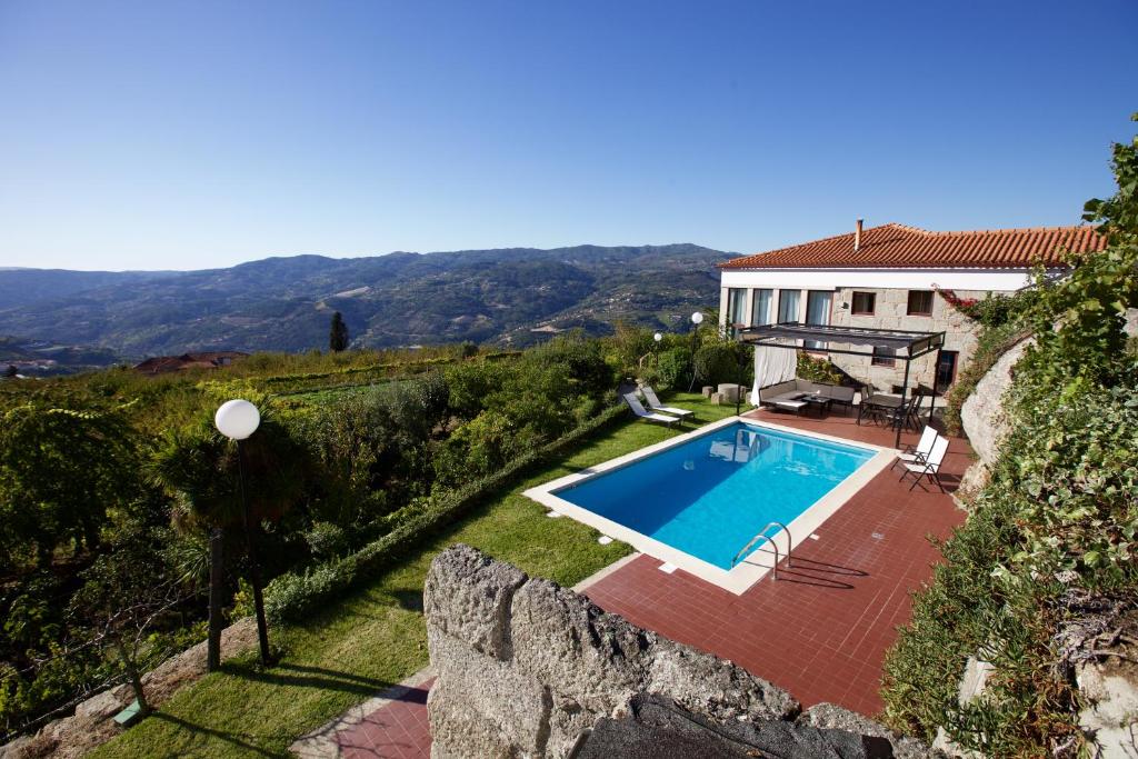 雷森迪Quinta de CasalMato的享有带游泳池的别墅的外部景致