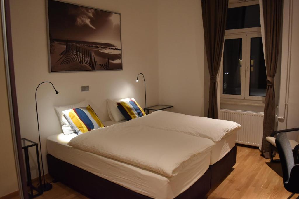 萨格勒布库尔萨格勒布中心住宿加早餐旅馆的一间卧室设有一张床和一个窗口