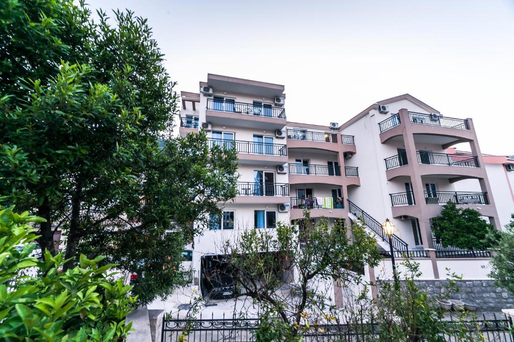 布德瓦Milara Apartments的公寓大楼设有阳台和树木