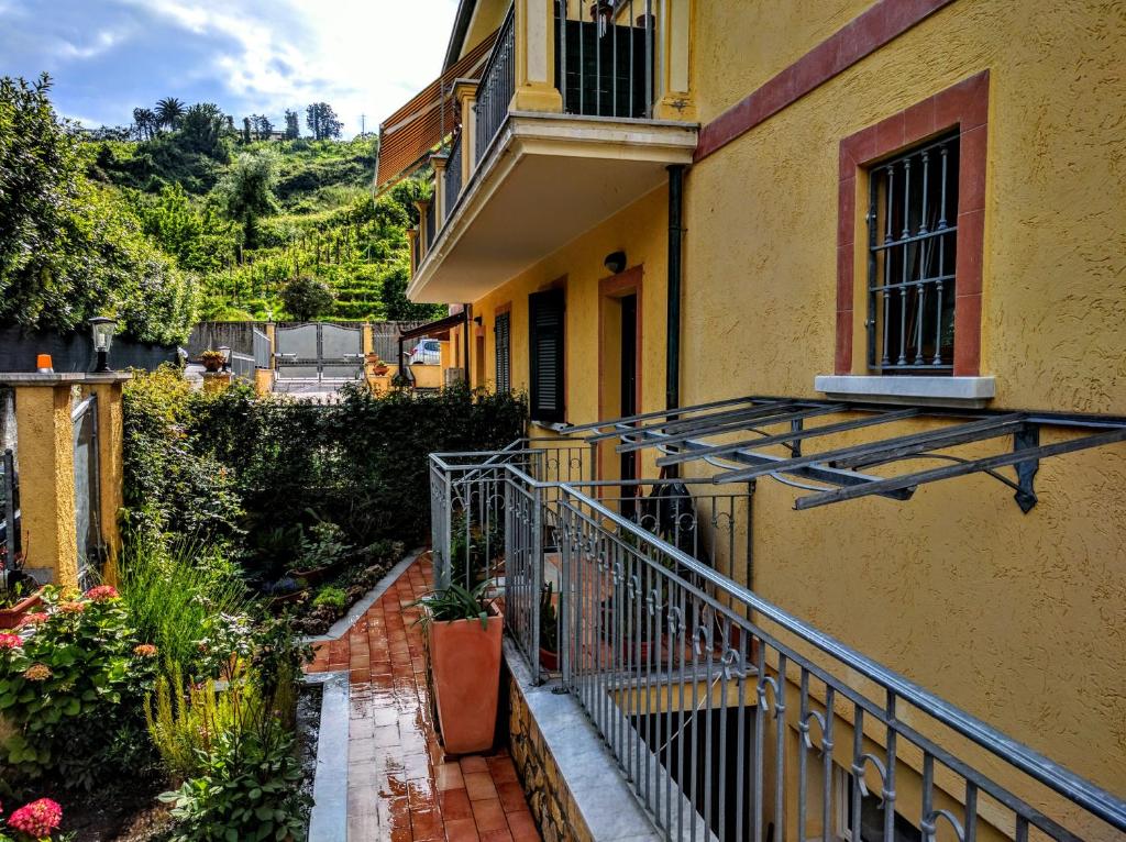 卡拉拉萨莉住宿加早餐旅馆的房屋旁的一座有楼梯的建筑