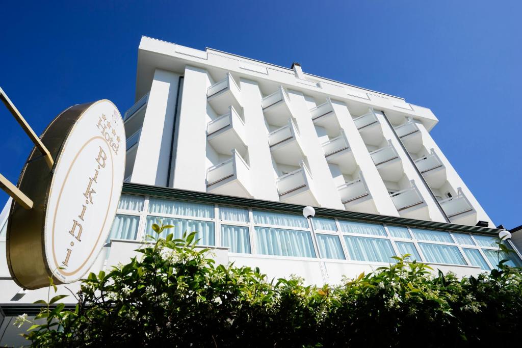 里米尼比基尼酒店的前面有标志的高大的白色建筑