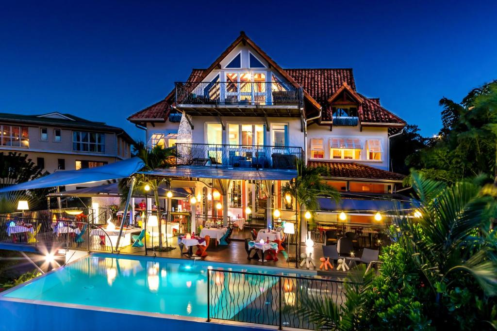 莱特鲁瓦西莱套房别墅酒店的夜间带游泳池的别墅