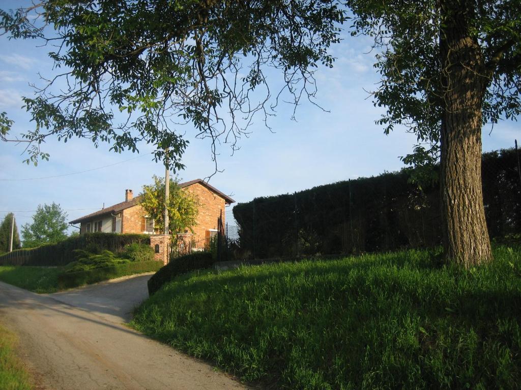 CantaranaCa' 'd Carlot的树旁的土路上的房子