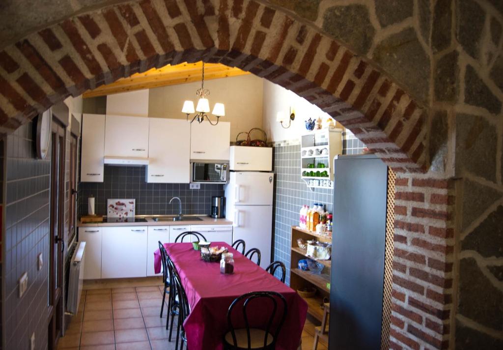 Vega de Santa María卡萨乡村杜克萨德卡拉孔基斯塔阿维拉度假屋的厨房配有一张带红色桌布的桌子