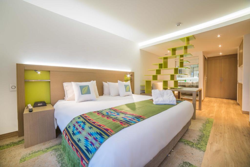 波哥大有机生态套房酒店的酒店客房设有一张大床和一张书桌。