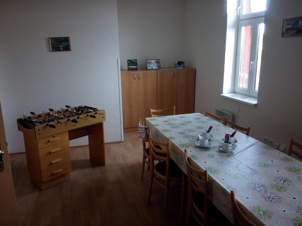 SuchohrdlyHavranův dům Suchohrdly的配有桌子和桌椅的房间