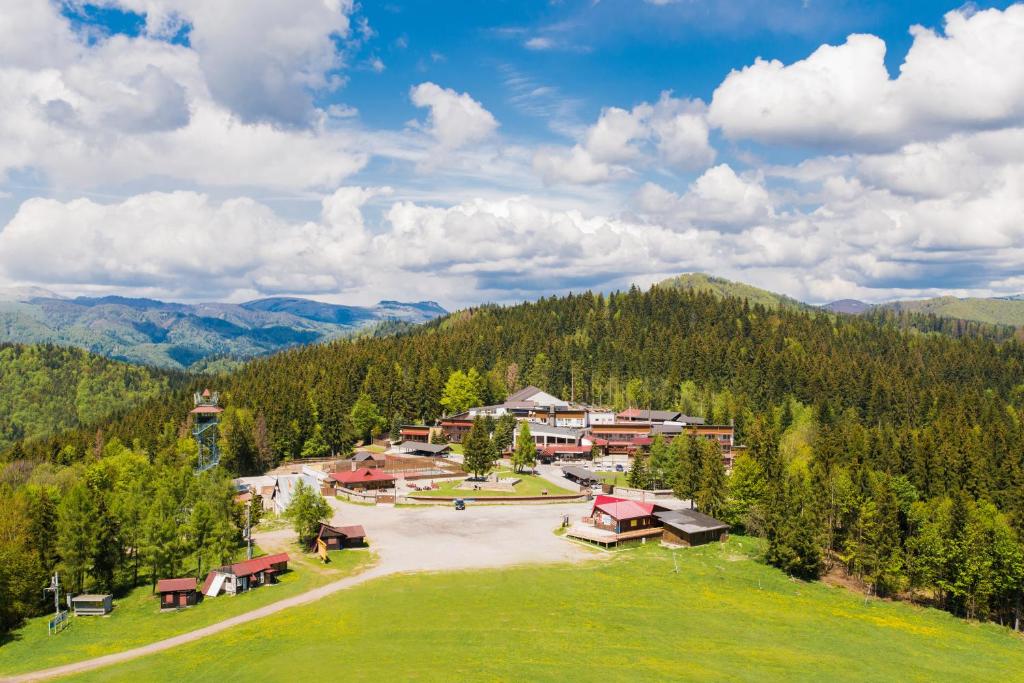 班斯卡-比斯特里察撒赫提卡酒店的享有山区度假胜地的空中景致