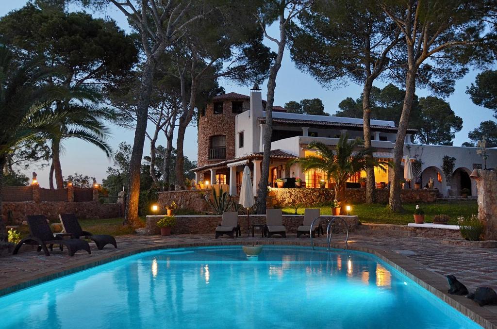 圣安东尼奥Villa Colina Ibiza的房屋前的游泳池