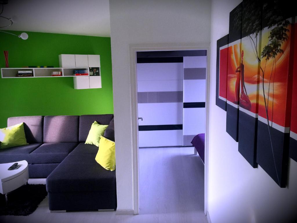 里耶卡Apartment Alan的客厅配有紫色沙发和绿色墙壁
