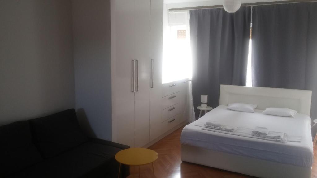 斯普利特安东尼奥公寓的卧室配有白色的床和椅子