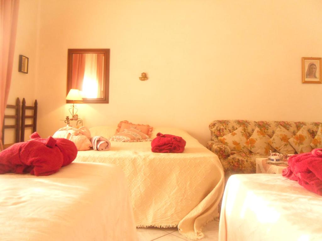 Milis意大利住宿加早餐旅馆的一间带两张床和一张沙发的客厅