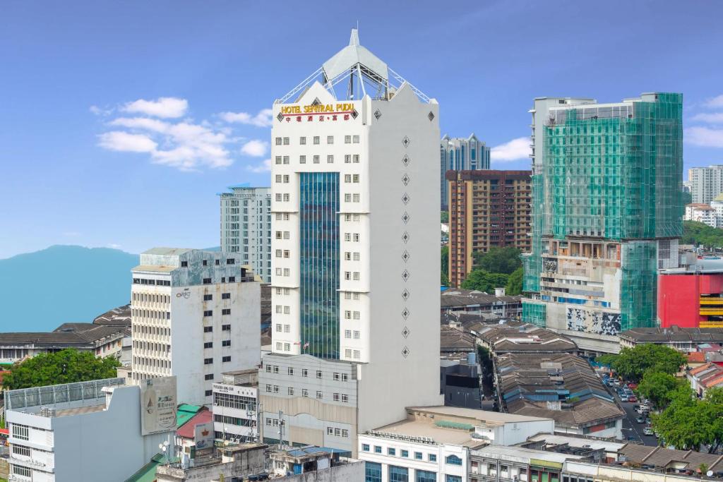 吉隆坡Hotel Sentral Pudu @ City Centre / Bukit Bintang的城市中心高大的白色建筑