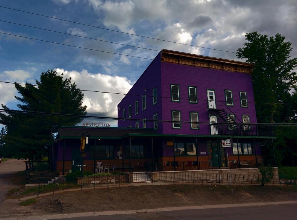Maynooth阿灵顿酒店的街道边的紫色建筑