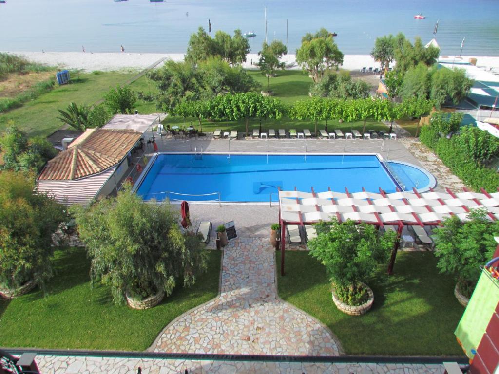 瓦西利基Porto Fico Hotel的度假村游泳池的图片