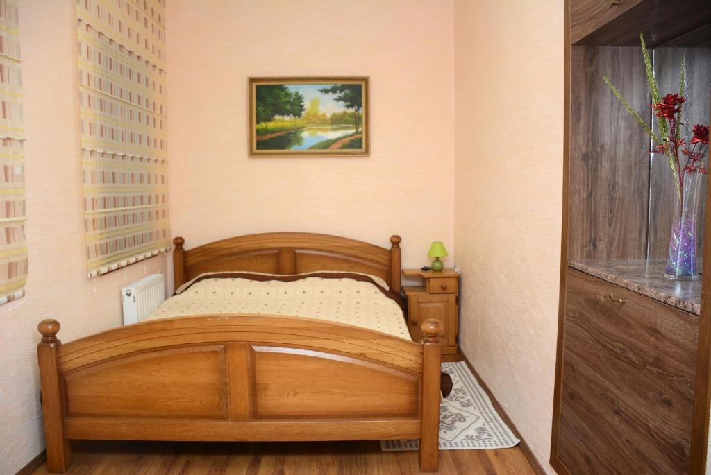 基希讷乌Bazar Apartment的一间卧室,卧室内配有一张木床