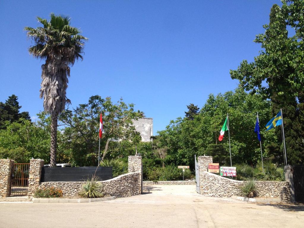 托里德欧索Masseria Lama的棕榈树前有旗帜的公园