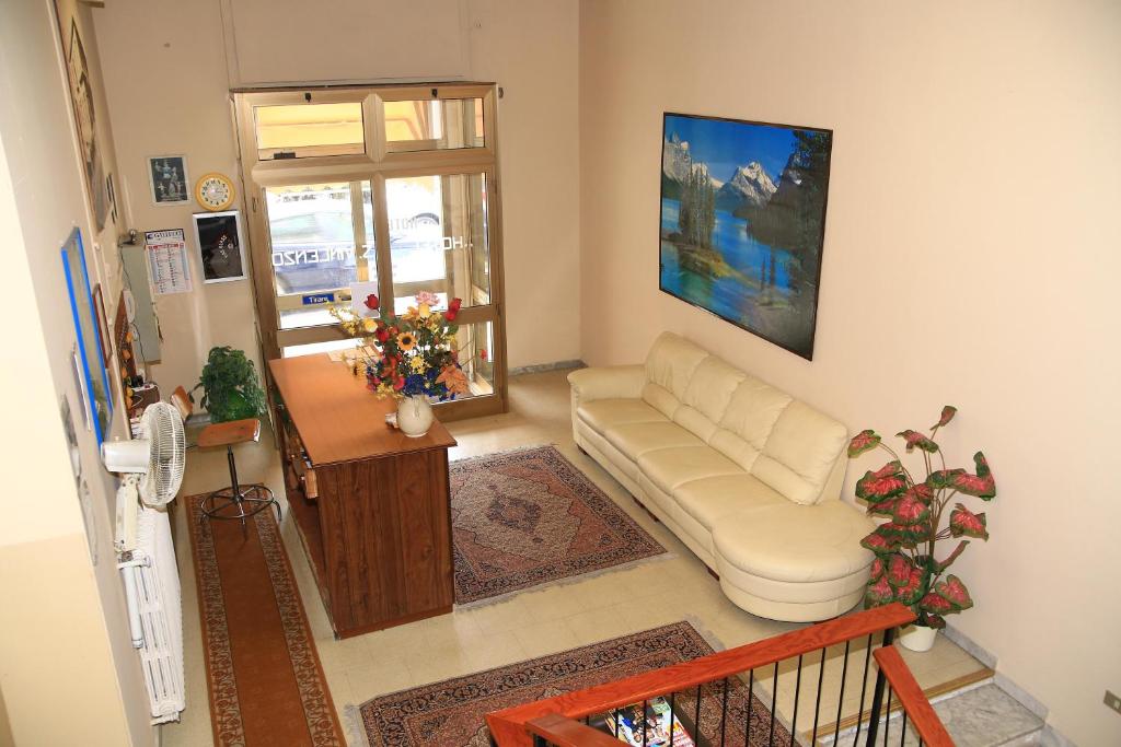 索威拉托玛里纳Hotel San Vincenzo的客厅配有沙发和桌子